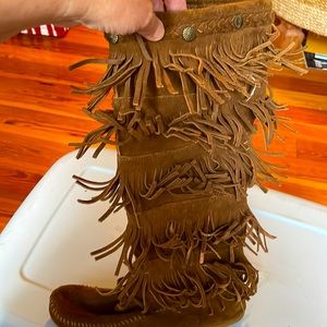 Minnetonka boots in a beautiful camel/tan color size 7